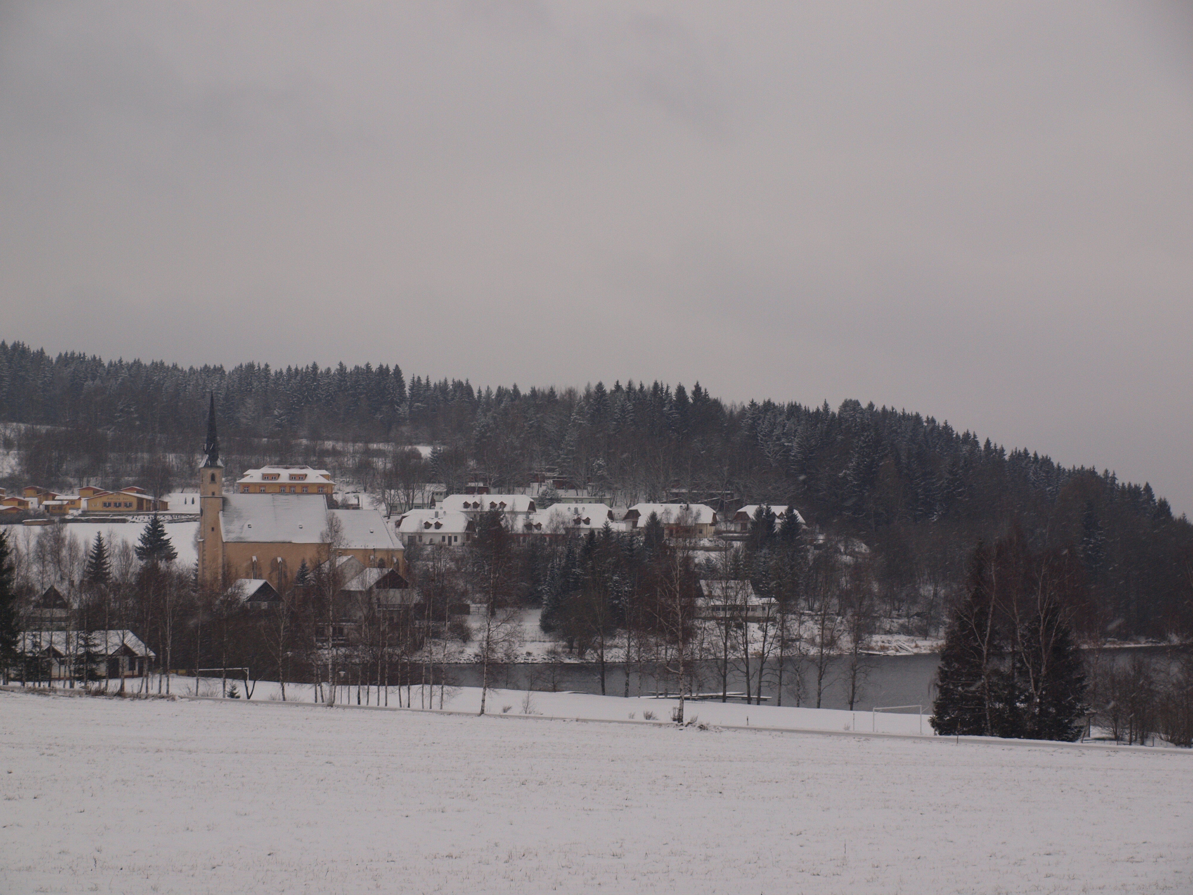 Kostel a naše osada v zimě